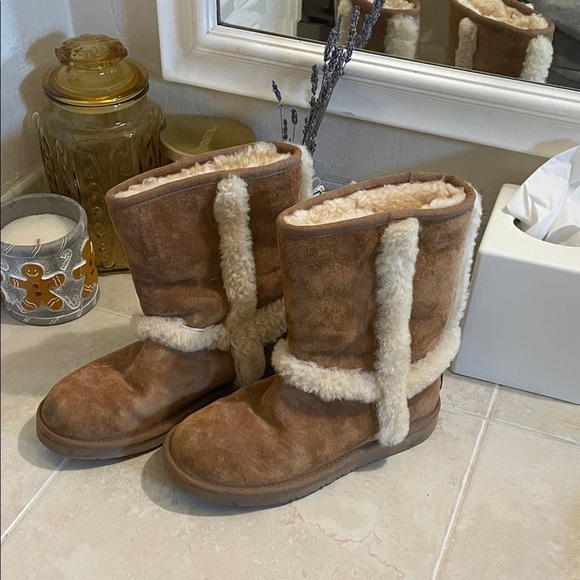 UGG - mid top boots. - size 6- EUC - Picture 1 of 5